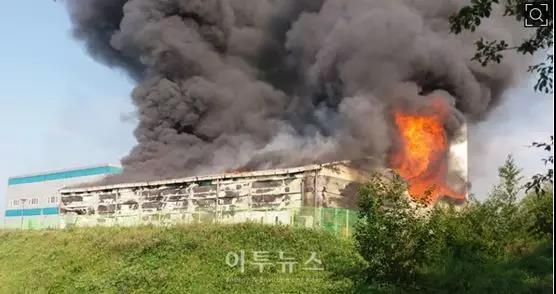 
			              7月2日，韓國全羅南道靈巖郡金井面火城山靈巖風力發(fā)電園區(qū)儲能電站內(nèi)ESS儲能設備發(fā)生重大火災事故，巧合的是，發(fā)生火災當天，該儲能設備接受了外包合作公司檢查。
據(jù)韓媒報道，7月2日，韓國全羅南道靈巖郡金井面火城山靈巖風力發(fā)電園區(qū)內(nèi)ESS儲能設備發(fā)生重大火災事故，造成706㎡規(guī)模電池建筑和3500塊以上鋰電池全部燒毀