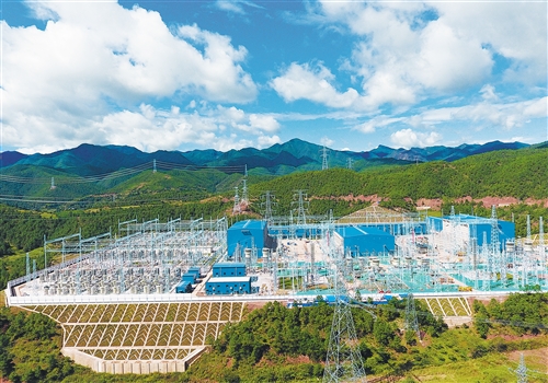 
　　圖為滇西北至廣東±800千伏特高壓直流輸電工程項目現(xiàn)場。 李 品攝

　　圖為由南方電網能源公司投資建設的廣西昌菱蔗渣熱電聯(lián)供項目現(xiàn)場