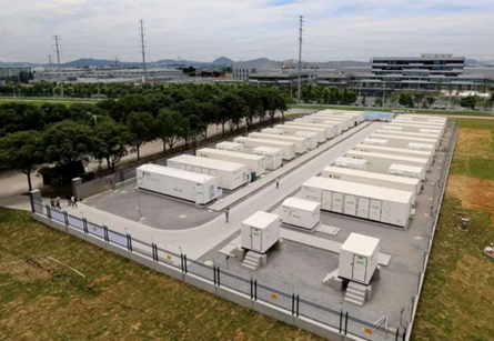 　　高工鋰電近日獲悉，力信能源參與承建的江蘇鎮(zhèn)江東部儲能電站項目中北山及五峰山儲能電站項目，現(xiàn)已建設(shè)完成并投入使用，共計40MW/80MWh。其中北山儲能電站被國網(wǎng)江蘇電力列為示范項目