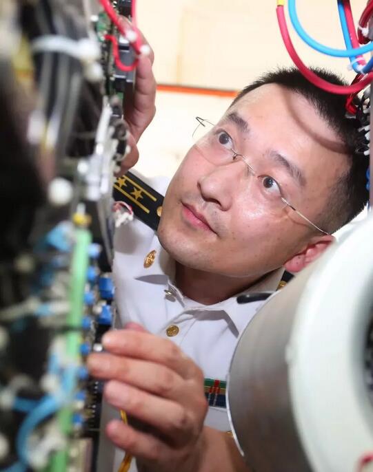 　　據(jù)新華社報道， 中央軍委主席習(xí)近平日前簽署通令，給3名個人記功。其中海軍工程大學(xué)某研究所所長、教授肖飛被記一等功