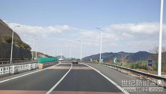  光伏產(chǎn)業(yè)發(fā)展迅猛，在發(fā)展的同時(shí)也帶動(dòng)了相關(guān)的產(chǎn)業(yè)的發(fā)展，光伏高速也由此誕生，據(jù)了解浙江將建具備智能、快速、綠色、安全等要素光伏高速公路，具體的情況如何呢?下面跟小編一起來了解吧。



浙江省要建設(shè)全國首條超級(jí)高速公路的說法于近日得到了官方證實(shí)