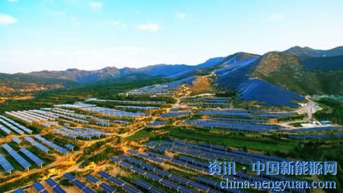                                                                                                                                                                     
	　　近幾年來，中國光伏公司扎堆從納斯達克逃離的場景，一如13年前扎堆上市。

	　　在經歷了長達三年的拉鋸戰(zhàn)后，河北晶龍集團董事長靳保芳終于如愿以償