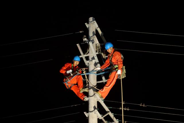 　　“安比”殺到，7月22日凌晨，浙江舟山群島狂風(fēng)大雨。國網(wǎng)舟山供電公司應(yīng)急搶修人員連夜作戰(zhàn)，保障臺(tái)風(fēng)期間供電安全