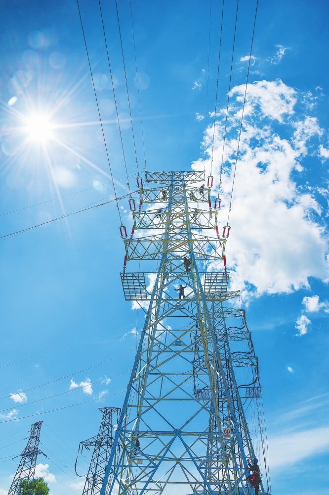 　　7月4日，海南電網(wǎng)公司單個(gè)投資最大、占地面積最小、技術(shù)標(biāo)準(zhǔn)最高、變電容量最大的220千伏變電站——220千伏吉陽變電站在三亞成功投運(yùn)?！　〗衲晟习肽?，海南西南電廠—望樓220千伏線路新建工程、海口靈山10千伏美盛線大林市6號(hào)低壓臺(tái)區(qū)新建工程等一批工程投產(chǎn)并獲“2018年度中國(guó)南方電網(wǎng)優(yōu)質(zhì)工程獎(jiǎng)”，首次突破歷年年度網(wǎng)優(yōu)個(gè)數(shù)記錄