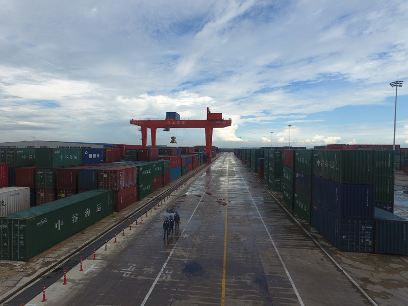 　　　　6月20日，首個(gè)冷鏈集裝箱專列從廣西防城港車站開出，防城港—重慶團(tuán)結(jié)村冷鏈集裝箱專列正式開通;6月28日，“廣西北部灣港—四川宜賓”南向通道海鐵聯(lián)運(yùn)班列首發(fā)儀式在廣西欽州港東站舉行……　　陸海相連，陸路聯(lián)通，一條從中國(guó)西部連接到東南亞國(guó)家的國(guó)際貿(mào)易物流大動(dòng)脈——南向通道，不斷有新的班列開通，貨物往來繁忙，車輛熙熙攘攘，為新時(shí)代向海經(jīng)濟(jì)注入新的“血液”。經(jīng)濟(jì)發(fā)展，電力先行