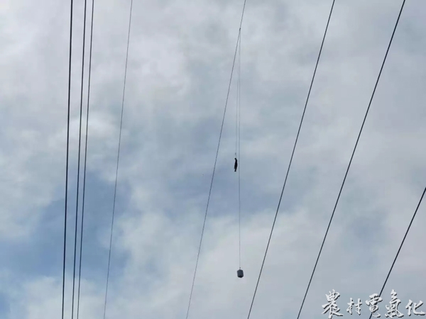  
　　110kV華砂T接線地線飄掛物

　　無人機(jī)噴火消缺
　　農(nóng)村電氣化網(wǎng)訊：2018年5月17日，澄海供電局輸變電管理所輸電線路班林班長接到一通電話，稱萊美路高壓線路避雷線上有飄掛物。經(jīng)現(xiàn)場(chǎng)勘查，110kV華砂T接線光纖地線上確有飄掛物，雖然該飄掛物暫時(shí)不會(huì)影響線路運(yùn)行，但由于近期天氣多變，一旦有大風(fēng)雷雨天氣，可能會(huì)造成線路跳閘，存在一定的安全隱患