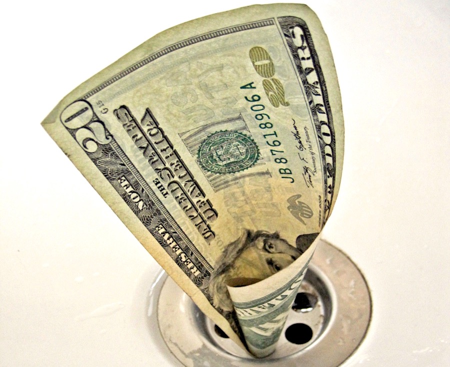 
	
                    
	【電纜網(wǎng)訊】摩根士丹利的研究顯示，過(guò)去十年全球礦業(yè)公司在重大項(xiàng)目上的投資額接近1萬(wàn)億美元，其中近三分之一，準(zhǔn)確地說(shuō)是2730億美元，已經(jīng)“打水漂”。

	

	在與普華永道共同開(kāi)展的一項(xiàng)研究中，摩根士丹利發(fā)現(xiàn)，減記的程度幾乎與2008至2017年全球前40大礦業(yè)公司通過(guò)市值支付的股息一樣高