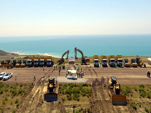 
	
                    
	【電纜網(wǎng)訊】土耳其當(dāng)?shù)貢r(shí)間7月16日，上海電力投資控股的土耳其胡努特魯燃煤電廠項(xiàng)目場(chǎng)平工程正式開(kāi)工，標(biāo)志著項(xiàng)目進(jìn)入了實(shí)質(zhì)性建設(shè)階段。

	

	據(jù)悉，該燃煤電廠項(xiàng)目由上海電力控股，與中航國(guó)際成套設(shè)備有限公司和土耳其當(dāng)?shù)刈匀蝗斯蓶|合資成立的土耳其EMBA發(fā)電有限公司投資建設(shè)2×660MW超超臨界燃煤發(fā)電機(jī)組，同步建設(shè)煙氣脫硫和SCR脫硝裝置，排放將優(yōu)于歐盟標(biāo)準(zhǔn)和燃機(jī)標(biāo)準(zhǔn)