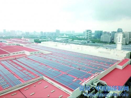                                                                                                                                                                     
	　　近來，許多無人機攝影愛好者意外發(fā)現(xiàn)，上汽大通無錫基地醒目的橙色屋頂被一塊塊銀色的光伏太陽能板所覆蓋。記者聞訊后探訪上汽大通，得知企業(yè)正式啟用了位于車身車間屋面的4.12MW分