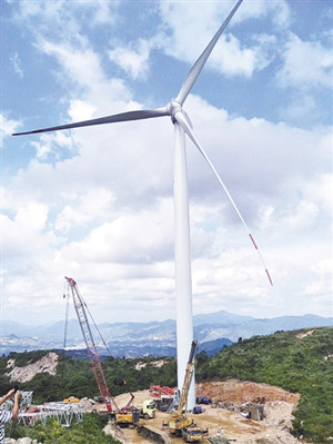 
	
                    
	【電纜網(wǎng)訊】7月20日，在福建省漳平紅尖山大西嶺風(fēng)電場(chǎng)施工現(xiàn)場(chǎng)，工人們正對(duì)22臺(tái)風(fēng)電機(jī)組進(jìn)行葉片吊裝施工。該項(xiàng)目是省級(jí)重點(diǎn)項(xiàng)目，計(jì)劃建設(shè)40臺(tái)2.2MW風(fēng)電機(jī)組，預(yù)計(jì)今年年底完成紅尖山風(fēng)電場(chǎng)所有風(fēng)電機(jī)組的安裝工作，建設(shè)完成投產(chǎn)后，年上網(wǎng)電量約一億千瓦時(shí)