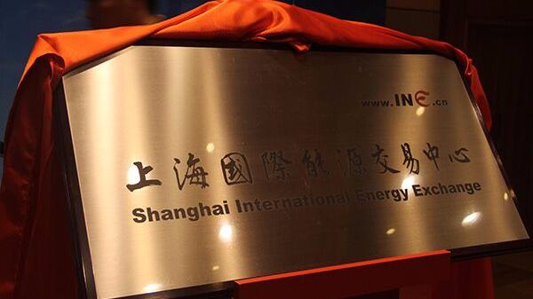 
	
                    
	【電纜網(wǎng)訊】日前，《上海市貫徹落實(shí)國(guó)家進(jìn)一步擴(kuò)大開(kāi)放重大舉措加快建立開(kāi)放型經(jīng)濟(jì)新體制行動(dòng)方案》（以下簡(jiǎn)稱《方案》）正式公布，共計(jì)100條舉措為上海擴(kuò)大開(kāi)放保駕護(hù)航。《方案》明確要求加快上海國(guó)際能源交易中心發(fā)展，推出更多的交易品種，支持更多的境外投資者、中介機(jī)構(gòu)等參與上海期貨市場(chǎng)交易，爭(zhēng)取在上海自由貿(mào)易試驗(yàn)區(qū)允許境外機(jī)構(gòu)成為期貨交易所會(huì)員