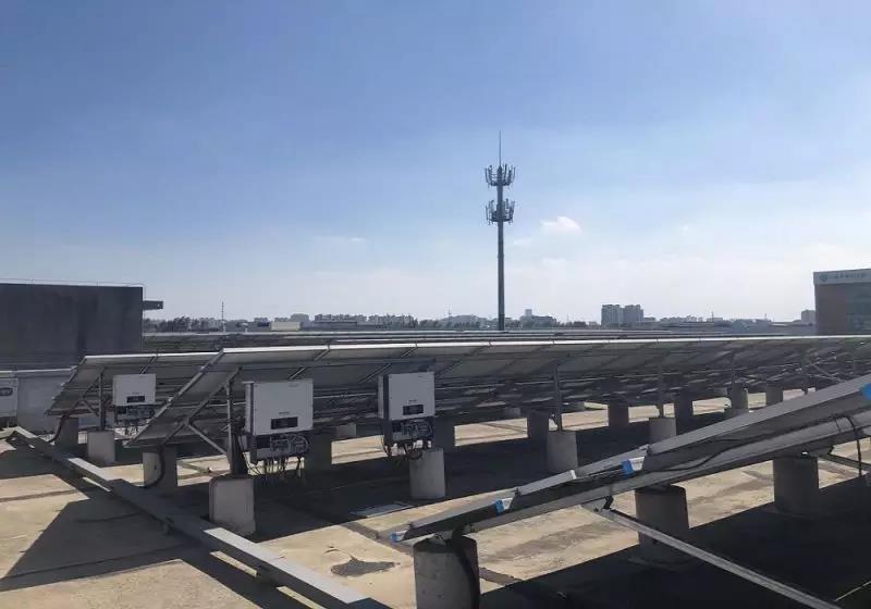 時下正值七月，炎熱高溫天氣成為常態(tài)，路上走一圈便會大汗淋漓。對于不同應用場景的光伏發(fā)電站來說面對持續(xù)的高溫天氣會怎樣呢?毫無疑問也是一種考驗