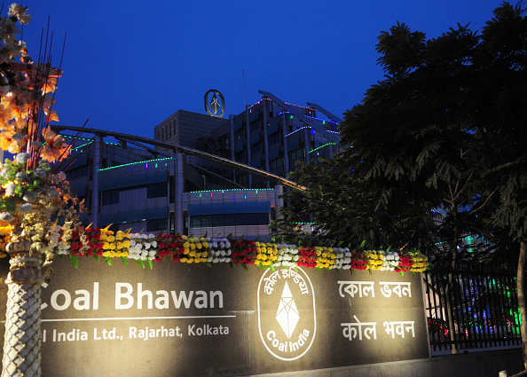 
	
                    
	【電纜網訊】印度政府可能通過出售要約剝離印度煤炭公司的5%至10%股權，以符合上市公司擁有至少25%公眾持股的規(guī)范。

	

	政府可能剝離印度煤炭10%股權滿足上市規(guī)范

	印度煤炭管理層已開始為英國、新加坡和香港的大型機構投資者進行路演，以進行股權出售