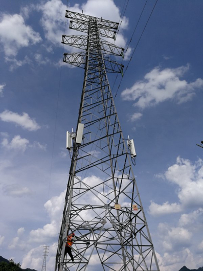 　　日前，南方電網(wǎng)云南昭通供電局與中國鐵塔股份有限公司昭通市分公司合作完成了在110千伏發(fā)大線輸電線路30號鐵塔移動基站的支臂、天線及配套設(shè)施的安裝工作，圓滿完成了昭通市首個通信基站共享高壓輸電線路鐵塔項目的全部工作。 　　工作人員正在布線　　“共享鐵塔”就是利用電網(wǎng)輸電線路電力鐵塔分布廣這一優(yōu)勢，在輸電鐵塔上安裝通訊基站，將光纜、通信基站、移動天線等通信設(shè)施附屬在輸電線路鐵塔上，使電力通道資源獲得再利用和綜合利用