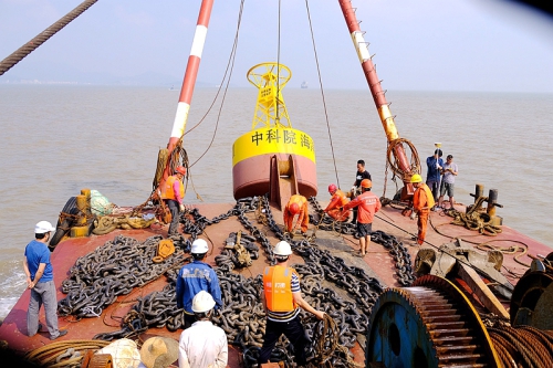 　　【中國儀表網(wǎng) 儀表產(chǎn)業(yè)】在第10號臺風“安比”即將影響我國近海之際，為有效保障中國科學院近海觀測研究網(wǎng)絡——三錨式浮標綜合觀測平臺的順利布放并實施觀測，一場緊張的“賽跑”正在進行。  三錨式浮標綜合觀測平臺 　　2018年7月19日晚7點，三錨式浮標綜合觀測平臺外圍三個保護小浮標安裝完畢； 　　2018年7月20日中午12點，三錨式浮標綜合觀測平臺布放使用的三個五噸抓力錨和10節(jié)錨鏈整理完畢