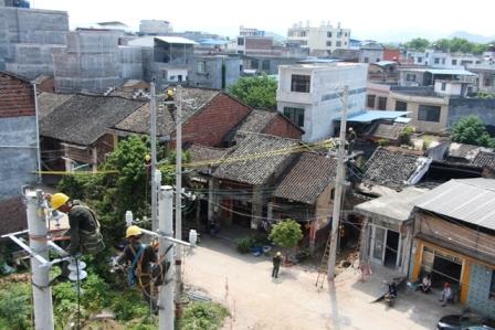 “今天的氣溫高、濕度大，俗稱‘桑拿天’，在這樣的天氣下作業(yè)要保持清醒集中精神，認真做好安全防護措施，備好充足的水和防暑藥品，大家要相互監(jiān)督與照應，務必保證安全?！?月19日早上7時，國網江永縣電力公司員工早早的來到桃川鎮(zhèn)隆興居委會棚戶區(qū)改造現(xiàn)場進行作業(yè)前的準備工作，工作負責人在安排工作任務后鄭重地提醒大家安全謹慎作業(yè)