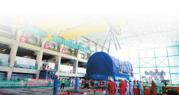 
                    
 
　　
中電建核電公司的安裝人員在進(jìn)行廣東陽(yáng)江核電站5號(hào)機(jī)組定子就位施工。
 
　　7月12日夜，世界在建規(guī)模最大的核電工程之一———廣東陽(yáng)江核電站迎來(lái)新的里程碑：5號(hào)機(jī)組順利通過(guò)168小時(shí)示范運(yùn)行，具備商運(yùn)條件