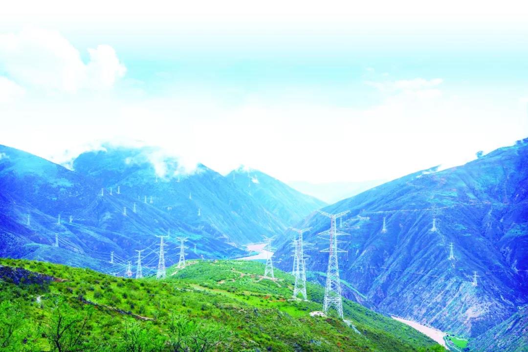 　　1978—2018 ˙ 能源發(fā)展特別報道　　我國的電力事業(yè)起步比西方國家晚了80年，但新中國成立以來，尤其是經(jīng)過改革開放40年的發(fā)展，我國已成為名副其實的電力大國?！　≡趪鴥?nèi)，電網(wǎng)從獨立、分散、弱小逐步建成全國互聯(lián)、互通、互供的統(tǒng)一大電網(wǎng)，解決了無電人口用電問題，為經(jīng)濟(jì)社會發(fā)展提供了不竭動力