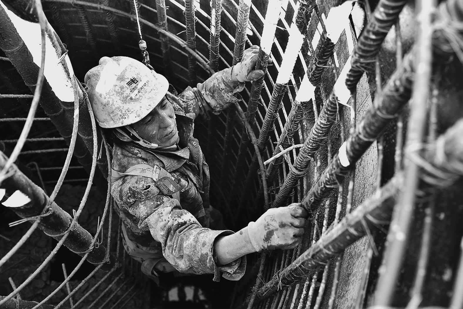 　　匯智聚力當(dāng)好綠色電力“搬運(yùn)工”　　———云南送變電工程有限公司瀾上送出工程攻堅(jiān)紀(jì)實(shí)　 　　在基坑中開(kāi)展作業(yè)的施工人員。 張強(qiáng) 攝　　我們不生產(chǎn)電力，我們只當(dāng)好綠色電力的“搬運(yùn)工”