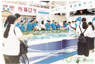 
                    

    近日，第六屆“魅力之光”杯全國(guó)中學(xué)生核電科普夏令營(yíng)（（以下簡(jiǎn)稱(chēng)“魅力之光”）的營(yíng)員走進(jìn)了徐大堡核電站，他們一邊詢(xún)問(wèn)關(guān)于核電的問(wèn)題，一邊在電站現(xiàn)場(chǎng)合影，給平日安靜的電站帶來(lái)了歡聲笑語(yǔ)。
 
　　“魅力之光”杯全國(guó)中學(xué)生核電科普夏令營(yíng)是由中國(guó)核學(xué)會(huì)和中國(guó)核電共同主辦的全國(guó)中學(xué)生核知識(shí)科普品牌活動(dòng)，每年在全國(guó)范圍內(nèi)舉辦核知識(shí)競(jìng)賽，選出優(yōu)秀學(xué)員參加夏令營(yíng)