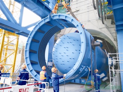 
                    

    近日16時(shí)50分，田灣5號(hào)機(jī)組反應(yīng)堆壓力容器吊裝就位，拉開(kāi)了田灣三期主設(shè)備安裝序幕，為后續(xù)首臺(tái)蒸汽發(fā)生器引入和主管道焊接奠定了基礎(chǔ)。圖為壓力容器安裝翻轉(zhuǎn)抱環(huán)、檢查吊裝螺栓孔