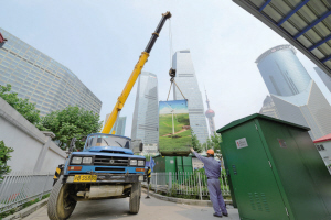 　　7月22日12時(shí)30分，臺(tái)風(fēng)“安比”在上海崇明登陸。此時(shí)，受臺(tái)風(fēng)影響，位于浙江省中北部的紹興暴雨如注，在紹興供電公司供電服務(wù)指揮中心內(nèi)，調(diào)度、搶修、調(diào)控等6個(gè)班組員工嚴(yán)陣以待，準(zhǔn)備隨時(shí)應(yīng)對(duì)臺(tái)風(fēng)帶來(lái)的考驗(yàn)