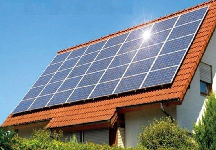 近年來，棗強(qiáng)縣采取“政府+企業(yè)+農(nóng)戶”合作模式，積極推進(jìn)“農(nóng)光互補(bǔ)”光伏電站建設(shè)，上方光伏板發(fā)電、光伏板下兼顧農(nóng)業(yè)生產(chǎn)，充分利用現(xiàn)有農(nóng)地實(shí)現(xiàn)“一地二用，農(nóng)光互補(bǔ)”。農(nóng)民通過收取土地租金、到農(nóng)業(yè)園區(qū)就業(yè)或土地返租耕種，可獲得多重收益