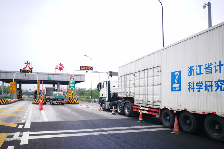 　　【中國儀表網 儀表產業(yè)】6月27日零時，滬杭甬高速公路貨車ETC試運行正式上線。此前，為確保貨車ETC計重設備的精準度及穩(wěn)定性，浙江省計量科學研究院專業(yè)技術人員已多次赴杭徽高速九峰站，開展近600余次不同車速(30碼以下)的計重測試，為貨車ETC計重準確性提供良好基礎