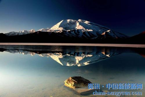                                                                                                                                                                     
	　　夏日的帕米爾高原上，海拔超過3000米的“阿薩巴依”夏牧場，牧民阿仁·阿帕拉洪轉(zhuǎn)場至此一個(gè)月后，迎來了親朋好友今夏的第一次聚會。

	　