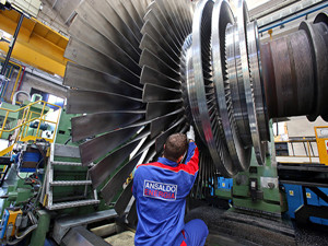 
	
                    
	【電纜網(wǎng)訊】近來(lái)，中國(guó)大型發(fā)電央企之一國(guó)家電投的一系列舉動(dòng)顯示，該集團(tuán)正在加速推進(jìn)旗下重型燃機(jī)輪機(jī)的自主研發(fā)與設(shè)計(jì)工作。

	

	據(jù)悉，繼7月9日與德國(guó)西門(mén)子股份公司在柏林簽署開(kāi)展技術(shù)合作的諒解備忘錄后，7月20日，國(guó)家電投董事長(zhǎng)錢(qián)智民與意大利安薩爾多能源公司首席執(zhí)行官贊皮尼簽署合作諒解備忘錄，進(jìn)一步明確了雙方在重型燃?xì)廨啓C(jī)領(lǐng)域開(kāi)展技術(shù)合作的意向