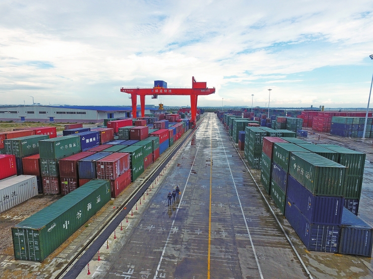 
　　廣西電網(wǎng)公司工作人員在廣西欽州祥龍物流園了解園區(qū)用電情況?！“?攝

　　6月20日，首個(gè)冷鏈集裝箱專列從廣西防城港車站開(kāi)出，防城港—重慶團(tuán)結(jié)村冷鏈集裝箱專列正式開(kāi)通；6月28日，“廣西北部灣港—四川宜賓”南向通道海鐵聯(lián)運(yùn)班列首發(fā)儀式在廣西欽州港東站舉行……

　　陸海相連，陸路聯(lián)通，一條從中國(guó)西部連接到東南亞國(guó)家的國(guó)際貿(mào)易物流大動(dòng)脈——南向通道，不斷有新的班列開(kāi)通，貨物往來(lái)繁忙，車輛熙熙攘攘，為