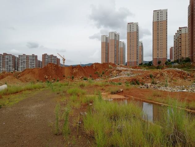 
	
                    
	【電纜網(wǎng)訊】因債務(wù)問題，云南騏輝投資有限公司（以下簡(jiǎn)稱騏輝投資）旗下紫金玉苑地產(chǎn)項(xiàng)目已停工逾三年。原本獲取的463.98畝土地，因拖欠數(shù)億土地款，其中約300余畝土地已被收回，辦理了相關(guān)退地手續(xù)