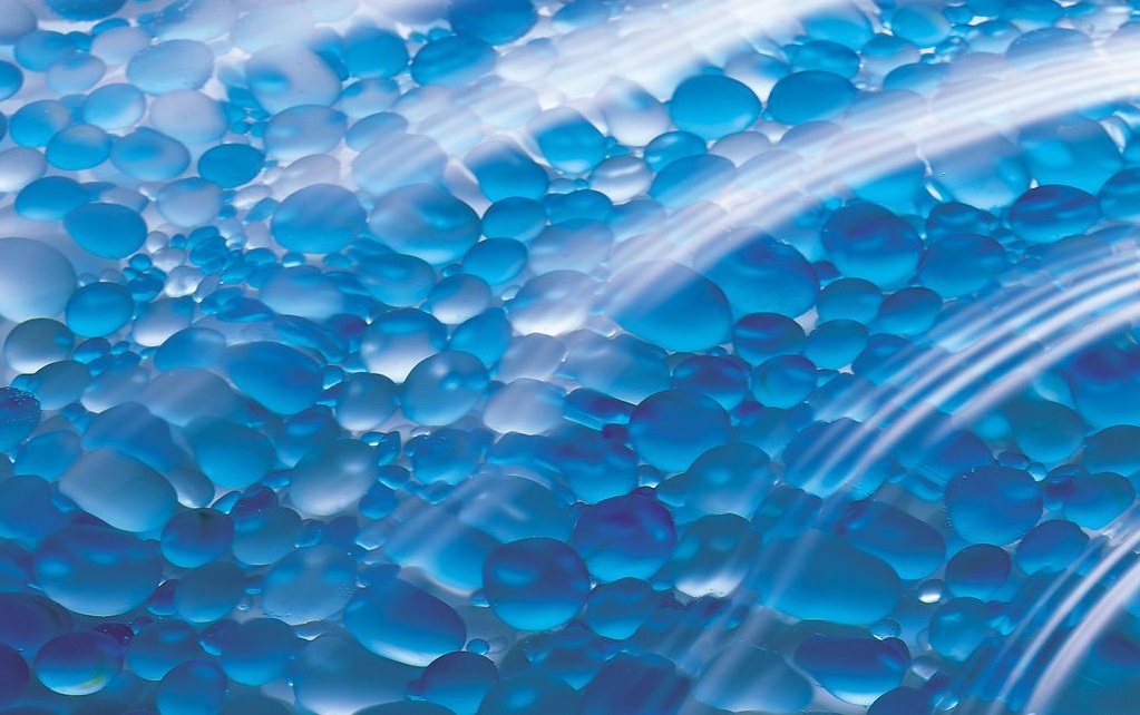 
                
	【電纜網(wǎng)訊】本周，PVC現(xiàn)貨市場(chǎng)整體氛圍不溫不火，供需面相對(duì)平穩(wěn)，價(jià)格隨交易氛圍小幅調(diào)整，下游采購(gòu)商觀望者為主，滿足剛需，實(shí)際成交量偏低，PVC整體報(bào)價(jià)范圍6650-7000元/噸。

	塑料期貨1809合約在下探至8900元/噸整數(shù)關(guān)口獲得支撐后止跌反彈，迎來(lái)一波振蕩上漲行情，自8900元/噸一線穩(wěn)步回升至9450元/噸附近