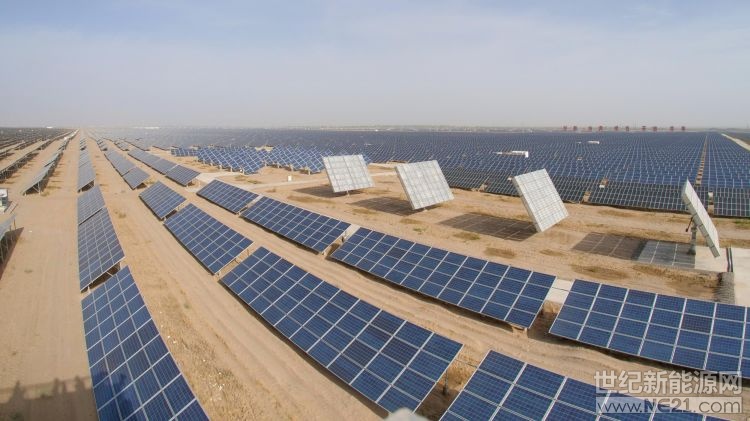 藍(lán)天白云下，蒼茫的戈壁灘上，“生長(zhǎng)”著大片大片的光伏板。他們面朝南方，微微昂頭，接受太陽的光輝，在炎炎烈日的烘烤下，正源源不斷地釋放著綠色能源