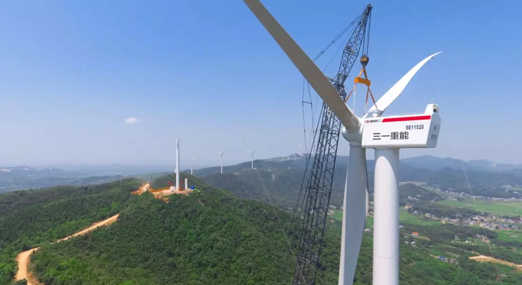                        低風(fēng)速風(fēng)能資源的開(kāi)發(fā)為風(fēng)電發(fā)展打開(kāi)了一扇前景廣闊的大門(mén)，可開(kāi)發(fā)低風(fēng)速資源的風(fēng)速門(mén)檻已經(jīng)從年平均風(fēng)速6米/秒下降到了年均風(fēng)速5米/秒左右。通過(guò)風(fēng)電設(shè)備制造企業(yè)，長(zhǎng)葉片、高塔筒等技術(shù)不斷取得突破，數(shù)據(jù)運(yùn)維能力不斷提升，為風(fēng)場(chǎng)實(shí)現(xiàn)降低度電成本、實(shí)現(xiàn)高收益增添砝碼