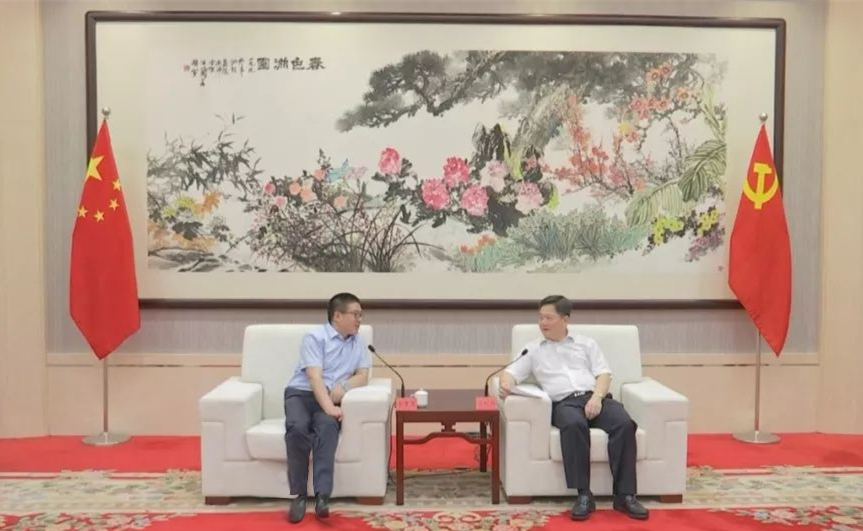                        7月25日，廣東省汕頭市委書(shū)記方利旭接見(jiàn)了上海電氣集團(tuán)股份有限公司副總裁、風(fēng)電集團(tuán)總裁金孝龍一行。雙方就進(jìn)一步深化海上風(fēng)電合作進(jìn)行了會(huì)談