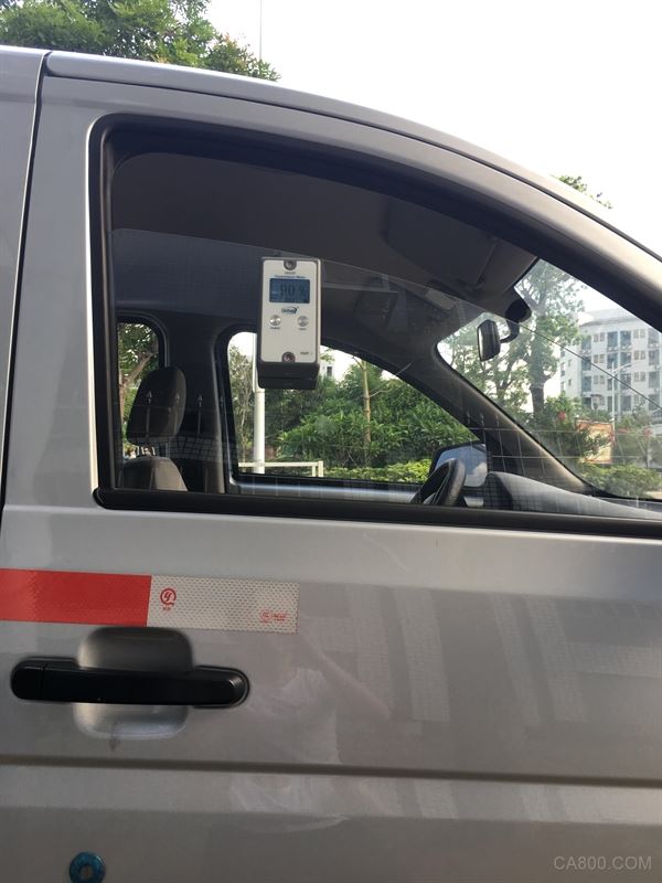 
                    
	從7月到12月為期半年的亮窗行動正在開展，如果被查出面包車擋風玻璃透光率不合格的話，除了被要求現(xiàn)場整改之外，還會處以罰款和扣分的懲罰。所以在此提醒廣大車主，如果自己的愛車不合格的話，趕快自己先整改，等到被查出來已經(jīng)是后悔莫及了