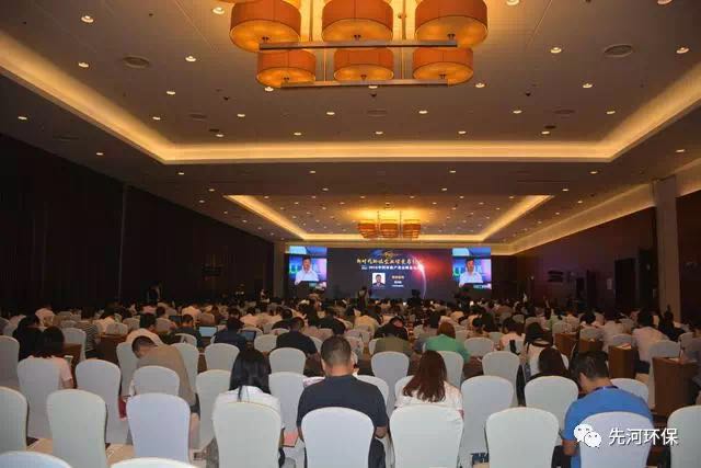 　　【中國儀表網(wǎng) 儀表會(huì)議】7月14日，由全國工商聯(lián)環(huán)境商會(huì)主辦，以“臨界點(diǎn)——新時(shí)代環(huán)境企業(yè)蝶變與轉(zhuǎn)型”為主題的“2018中國環(huán)境產(chǎn)業(yè)高峰論壇”在北京國家會(huì)議中心召開。中央統(tǒng)戰(zhàn)部副部長、全國工商聯(lián)黨組書記徐樂江，生態(tài)環(huán)境部副部長黃潤秋，國務(wù)院參事、科技部原副部長劉燕華，肇慶市市長范中杰，全國工商聯(lián)環(huán)境商會(huì)會(huì)長趙笠鈞出席論壇開幕式并致辭