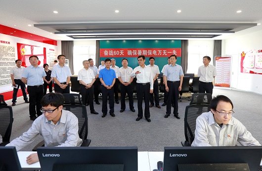 

　　7月26日，國家電網(wǎng)公司董事長、黨組書記舒印彪赴國網(wǎng)冀北電力調(diào)研檢查迎峰度夏和暑期安全生產(chǎn)工作，要求認真貫徹落實中央關(guān)于加強安全生產(chǎn)工作的決策部署，深刻認識當前做好電網(wǎng)安全生產(chǎn)的重要性，切實提高政治站位，全力以赴做好迎峰度夏和暑期保電工作。

　　調(diào)研期間，舒印彪深入生產(chǎn)一線檢查北戴河重要樞紐變電站增容改造成效、迎峰度夏和暑期供電保障措施落實、智能配電網(wǎng)中心建設(shè)等有關(guān)情況