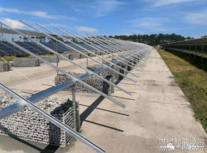 針對地面光伏電站的支架安裝施工市場，APA Solar近期推出了一款無需混凝土壓載設(shè)計(jì)的產(chǎn)品Geoballast。該產(chǎn)品曾在今年7月的Intersolar North America上展出過