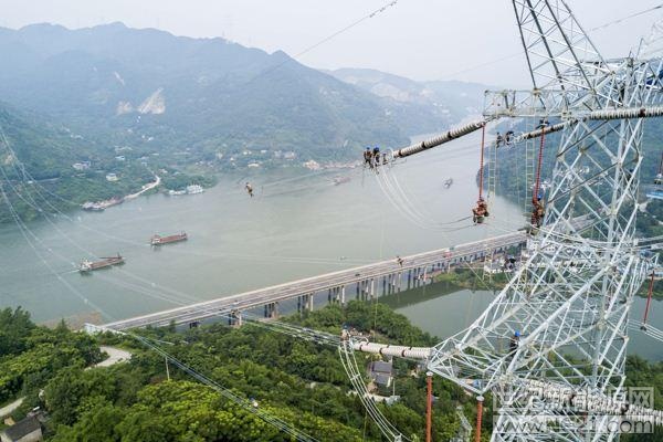 從2015年開始，四川電網(wǎng)每年的調(diào)峰棄水電量就超過100億千瓦時(shí)。其中，2017年為139.96億千瓦時(shí)