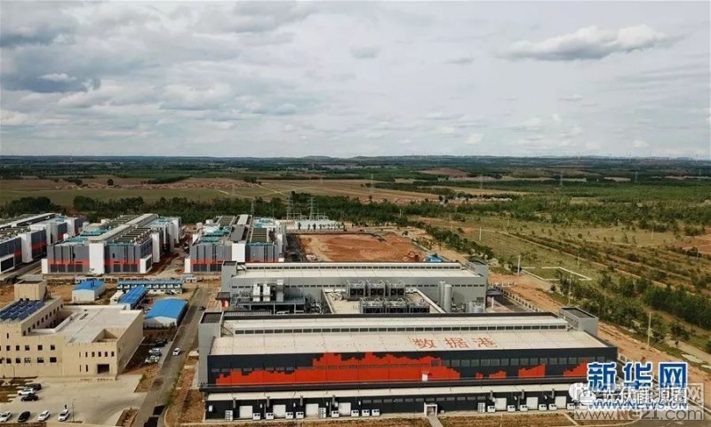 6月12日，工人在阿里巴巴云計(jì)算數(shù)據(jù)中心查看10千伏柔性直流變電設(shè)備的工作情況。近日，河北省張北縣阿里巴巴云計(jì)算數(shù)據(jù)中心采用當(dāng)?shù)毓夥l(fā)電站供電的10千伏柔性直流變電設(shè)備，經(jīng)過一段時(shí)間的調(diào)試運(yùn)行開始全面供能，開啟了清潔電能輸送的新模式