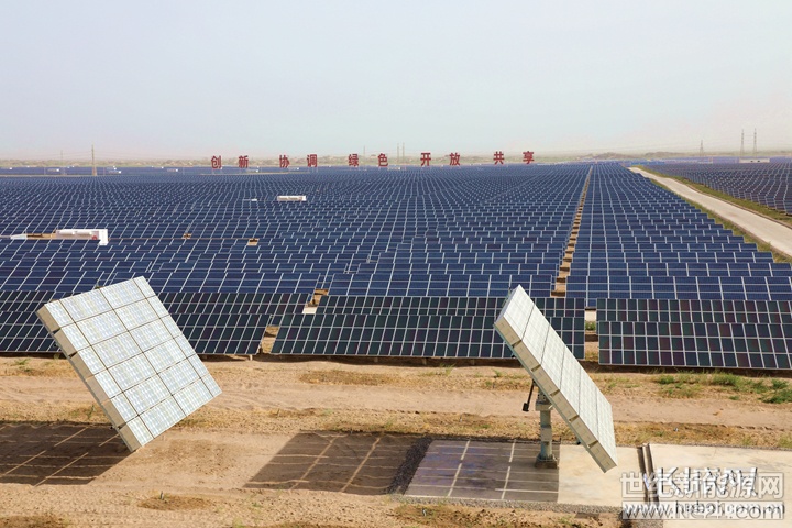 
 
格爾木市光伏園區(qū)。記者 高琳哲 攝

長城網(wǎng)格爾木7月27日訊(記者 高琳哲)茫茫戈壁灘上，一片片光伏板好似太陽花一般，接收著太陽的光輝，在炎炎烈日的烘烤下，源源不斷地釋放著綠色能源