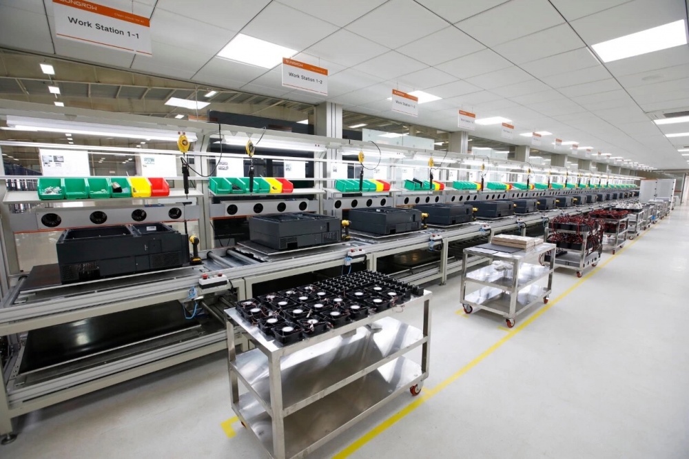 世紀(jì)新能源網(wǎng)消息：全球最大的光伏逆變器企業(yè)，海外市場再發(fā)力！7月27日，陽光電源在印度班加羅爾的工廠舉行了盛大的投產(chǎn)儀式，該工廠年產(chǎn)能達(dá)3GW，是陽光電源在海外投資建設(shè)的光伏逆變器制造基地，標(biāo)志著陽光電源在印度乃至整個(gè)海外市場的業(yè)務(wù)發(fā)展將進(jìn)入一個(gè)新的里程碑。眾所周知，印度太陽能資源豐富且市場需求巨大，是全球最受矚目的光伏市場之一