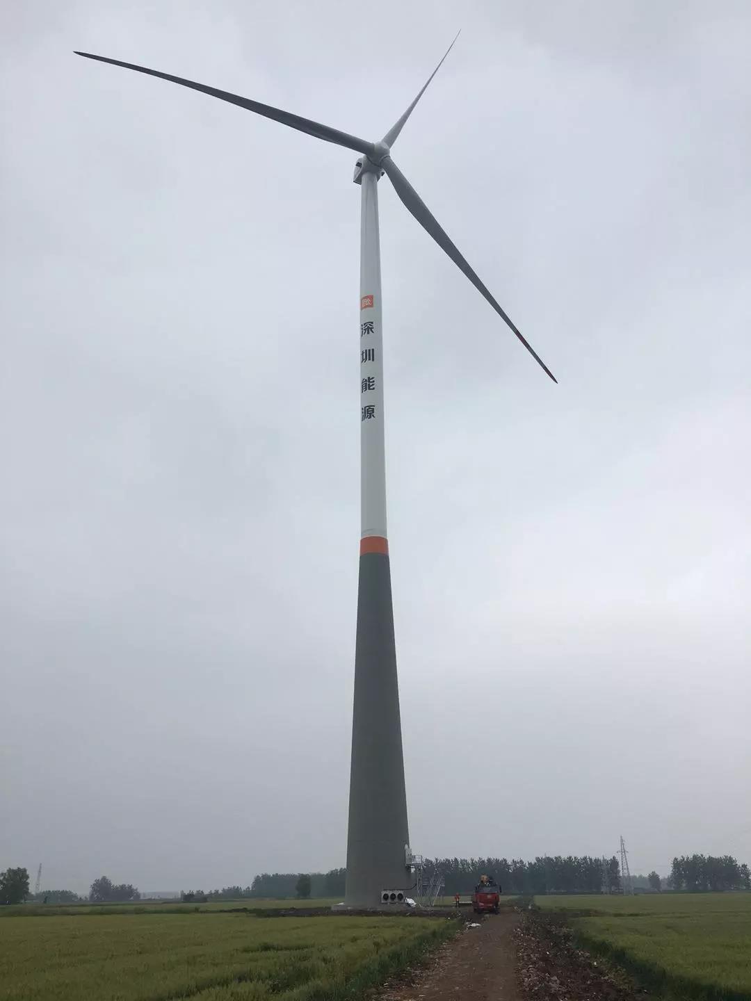                        2018年7月23日，新疆金風科技股份有限公司（下稱“金風科技”）子公司北京天杉高科風電科技有限責任公司（下稱“天杉高科”）現(xiàn)場完成深能高郵項目混凝土塔架的預制生產(chǎn)工作。 該項目容量達50MW，采用25臺金風科技GW121-2.0MW機組，配套天杉高科預制生產(chǎn)的140m鋼混塔架，其中混凝土段高度達55m