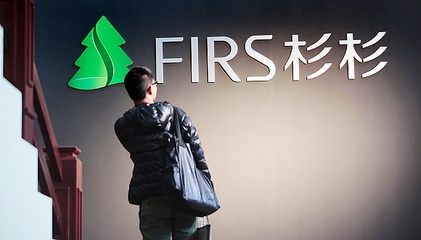 
	
                    
	【電纜網(wǎng)訊】7月26日晚間，杉杉股份表示，公司自主研發(fā)的4.45V高電壓鈷酸鋰產(chǎn)品，為全球首款4.45V產(chǎn)品，具備一定的市場獨占地位。

	

	杉杉股份三元產(chǎn)品不斷向高鎳和單晶方向發(fā)展，其中高鎳811三元產(chǎn)品，容量高達200mAh/g，低殘鋰，循環(huán)性能優(yōu)異