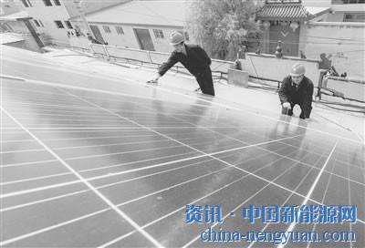                                                                                                                                                                     
	　　7月29日，河北省邯鄲市新區(qū)供電公司員工在邯鄲市叢臺區(qū)東尚壁村一戶村民屋頂檢修光伏發(fā)電設(shè)備。

	　　近年來，河北省邯鄲市積極探索光伏扶貧模式，大力推進(jìn)鄉(xiāng)村家庭屋頂光伏發(fā)電精