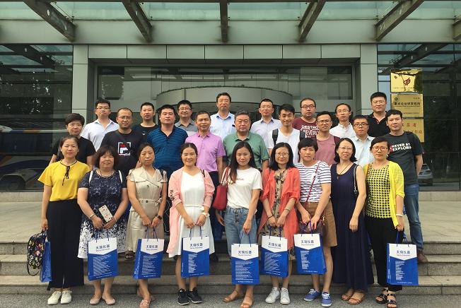 　　【中國(guó)儀表網(wǎng) 儀表產(chǎn)業(yè)】2018年7月24-25日，中國(guó)和平利用軍工技術(shù)協(xié)會(huì)與中國(guó)儀器儀表行業(yè)協(xié)會(huì)、中國(guó)電子儀器行業(yè)協(xié)會(huì)，在江蘇蘇州成功舉辦“軍工用戶走進(jìn)儀器儀表企業(yè)”考察交流活動(dòng)。  　　中國(guó)電科14所、32所，中國(guó)航發(fā)430廠、606所，船舶重工701所等十余家軍工重點(diǎn)用戶單位的23名代表全程參加交流活動(dòng)