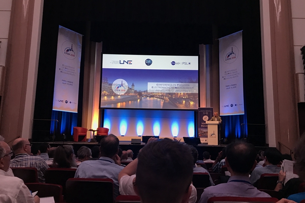 　　【中國(guó)儀表網(wǎng) 儀表會(huì)議】2018年7月8日至7月13日，由法國(guó)國(guó)家計(jì)量院、巴黎天文臺(tái)等聯(lián)合承辦的2018年國(guó)際精密電磁計(jì)量會(huì)議(CPEM2018)在法國(guó)巴黎召開(kāi)。CPEM會(huì)議是國(guó)際電磁計(jì)量領(lǐng)域最重要的科學(xué)技術(shù)大會(huì)，每?jī)赡昱e辦一次，本次會(huì)議吸引了來(lái)自50多個(gè)國(guó)家的400多名相關(guān)領(lǐng)域技術(shù)專家參加，上海市計(jì)量測(cè)試技術(shù)研究院自2012年以來(lái)已連續(xù)參加4屆CPEM會(huì)議