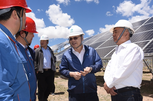 　　7月27日～29日，國家電網(wǎng)公司總經(jīng)理、黨組副書記寇偉深入國網(wǎng)青海省電力公司調(diào)研，了解國網(wǎng)青海電力在脫貧攻堅(jiān)、新能源消納、電網(wǎng)運(yùn)行等方面工作情況，要求立足高質(zhì)量發(fā)展，全面落實(shí)公司新時(shí)代發(fā)展戰(zhàn)略，助力青海打贏脫貧攻堅(jiān)戰(zhàn)?！　≌{(diào)研期間，寇偉來到公司定點(diǎn)扶貧的重點(diǎn)項(xiàng)目——瑪多4.4兆瓦扶貧光伏電站，檢查項(xiàng)目施工作業(yè)情況，強(qiáng)調(diào)要確保高質(zhì)量施工，堅(jiān)持生態(tài)保護(hù)與扶貧開發(fā)并重，早日將光伏扶貧電站投入運(yùn)行，幫助深度貧困地區(qū)群眾早脫貧、真脫貧